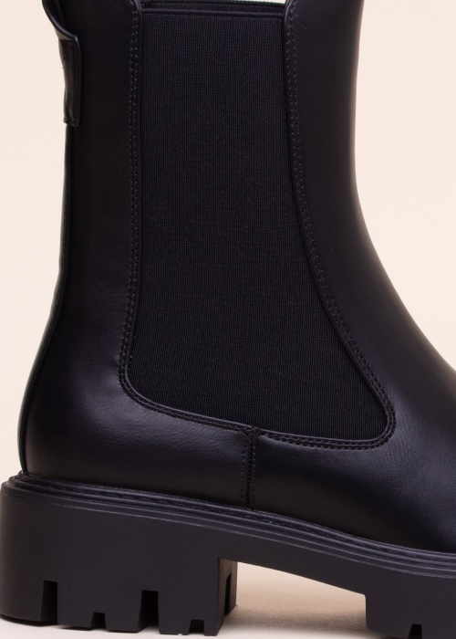 Only poolsaapad Betty-1