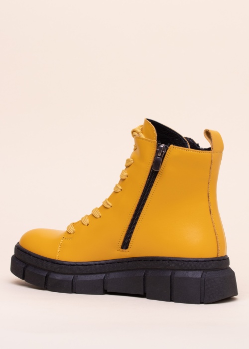 Loretta Vitale poolsaapad