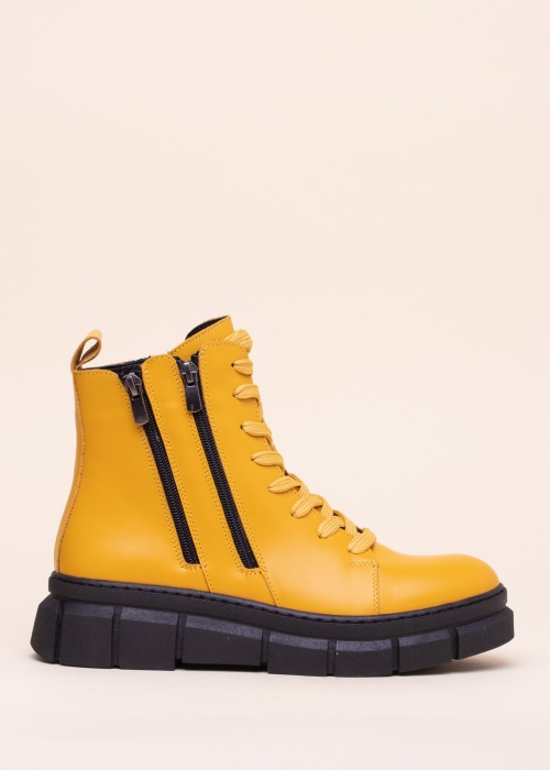 Loretta Vitale poolsaapad