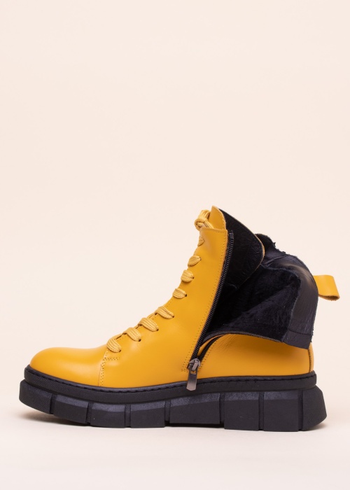 Loretta Vitale poolsaapad