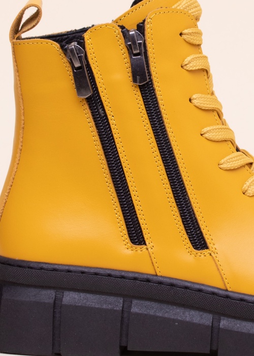 Loretta Vitale poolsaapad