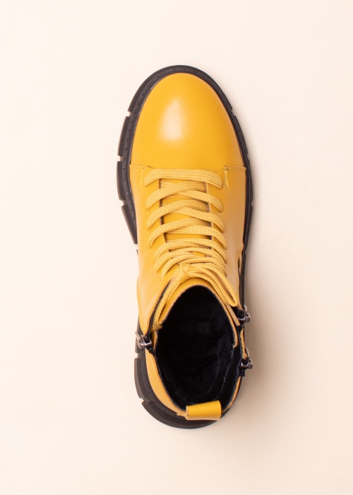 Loretta Vitale poolsaapad