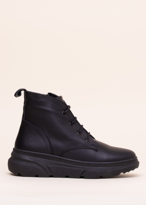 Molly Bessa poolsaapad