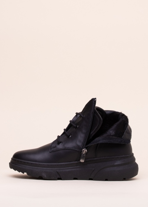 Molly Bessa poolsaapad