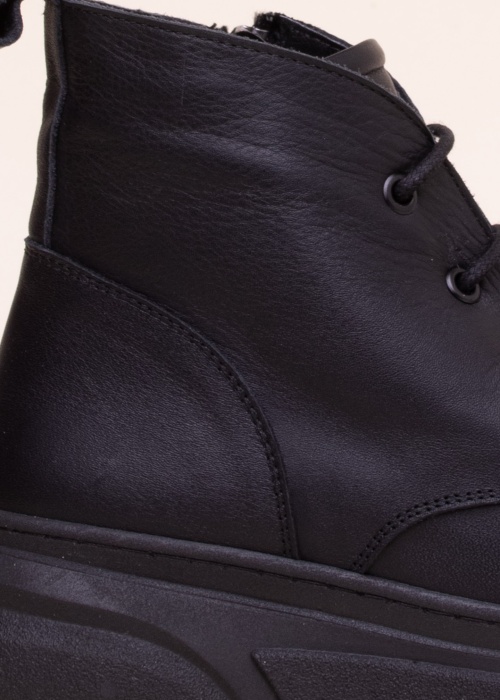 Molly Bessa poolsaapad