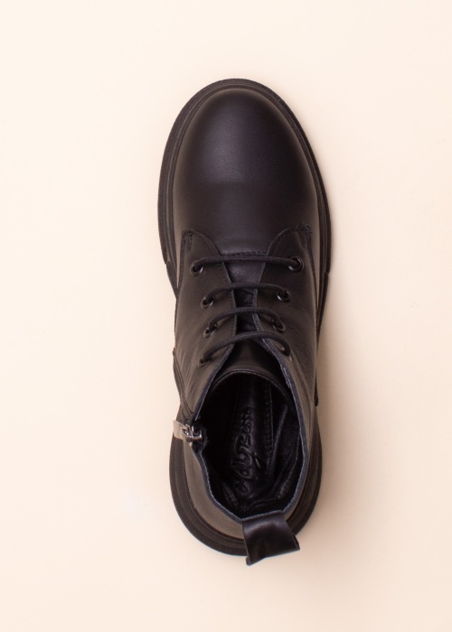 Molly Bessa poolsaapad