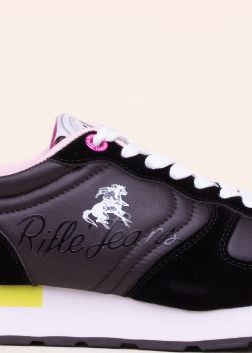 Rifle vabaajajalatsid Sonny