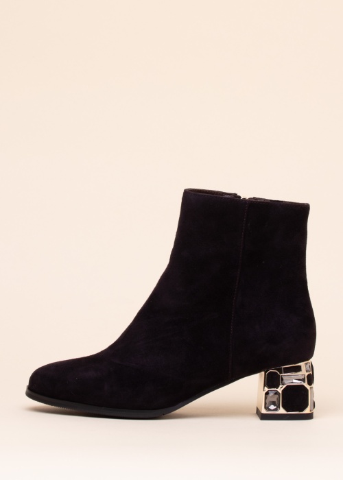 Loretta Vitale poolsaapad