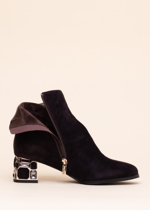 Loretta Vitale poolsaapad