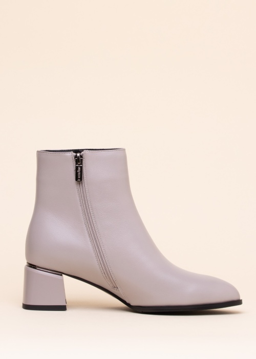 Loretta Vitale poolsaapad