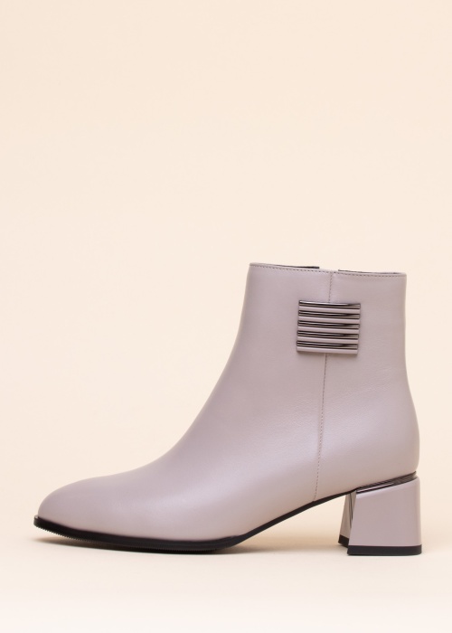 Loretta Vitale poolsaapad