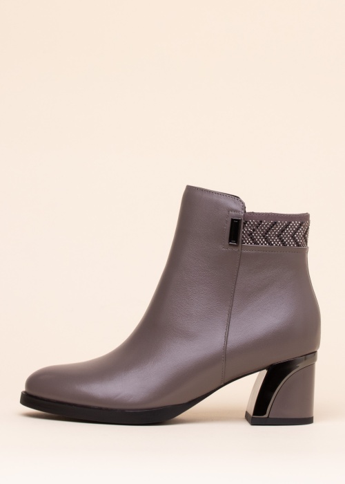 Loretta Vitale poolsaapad