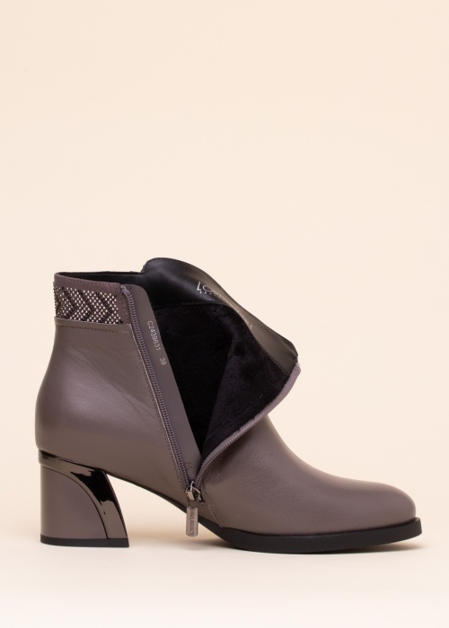 Loretta Vitale poolsaapad