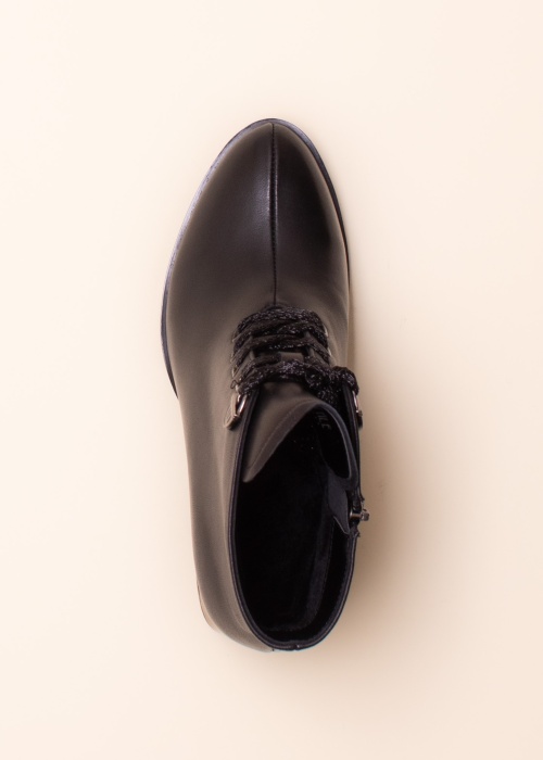 Loretta Vitale poolsaapad