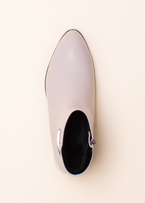 Loretta Vitale poolsaapad