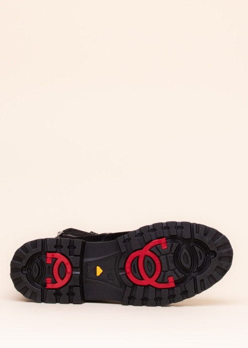 Aaltonen jäänaeltega poolsaapad