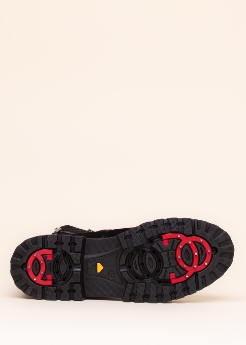 Aaltonen jäänaeltega poolsaapad