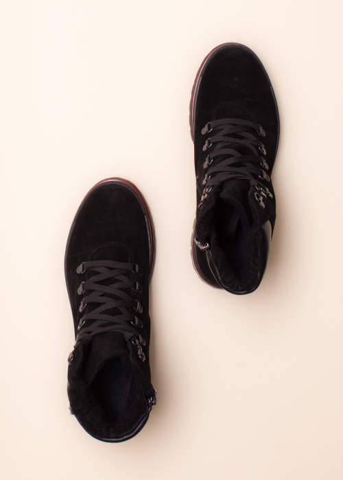 Aaltonen jäänaeltega poolsaapad