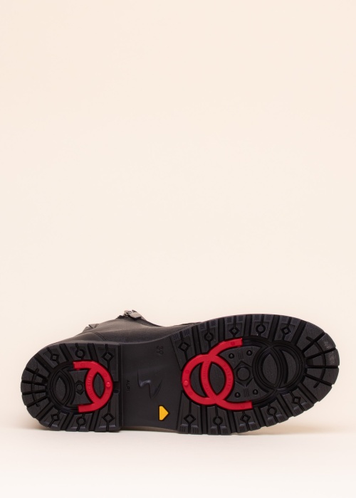 Aaltonen jäänaeltega poolsaapad