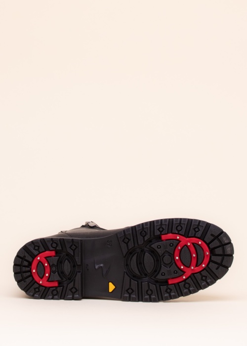 Aaltonen jäänaeltega poolsaapad