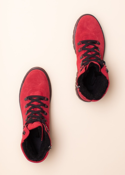 Aaltonen jäänaeltega poolsaapad