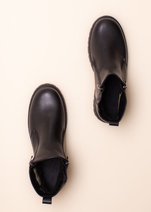 Aaltonen jäänaeltega poolsaapad