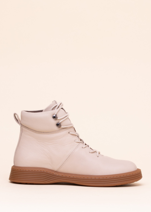 Molly Bessa poolsaapad