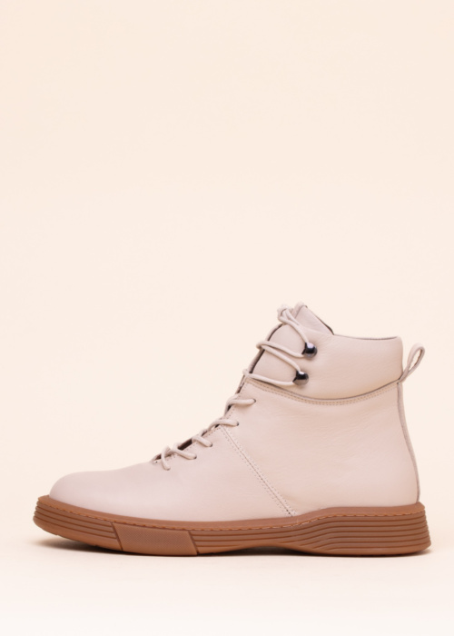 Molly Bessa poolsaapad