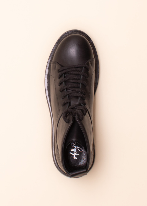 Molly Bessa poolsaapad