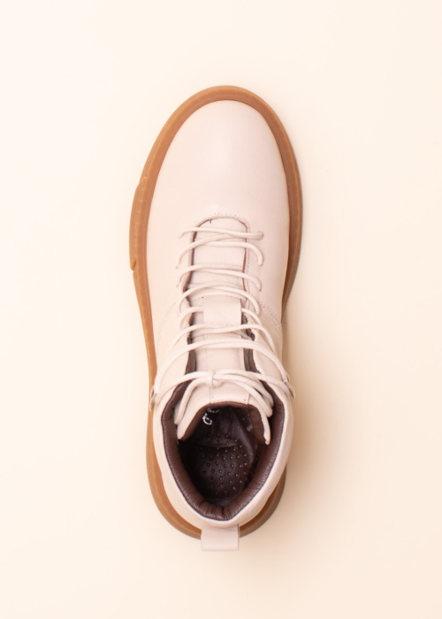 Molly Bessa poolsaapad