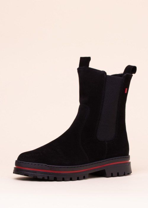 Aaltonen jäänaeltega poolsaapad