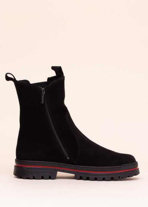 Aaltonen jäänaeltega poolsaapad