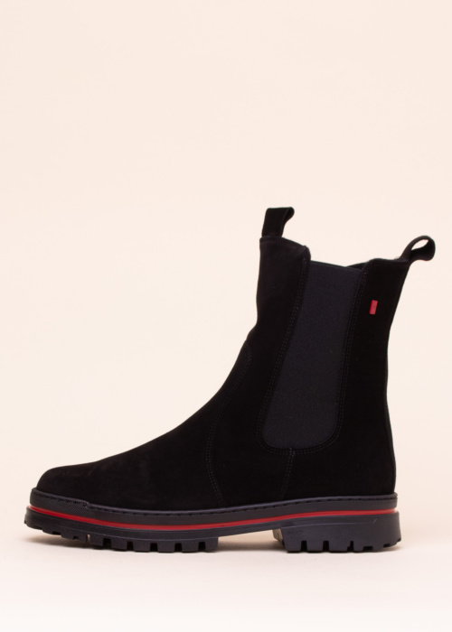 Aaltonen jäänaeltega poolsaapad