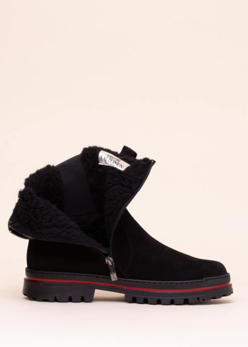 Aaltonen jäänaeltega poolsaapad