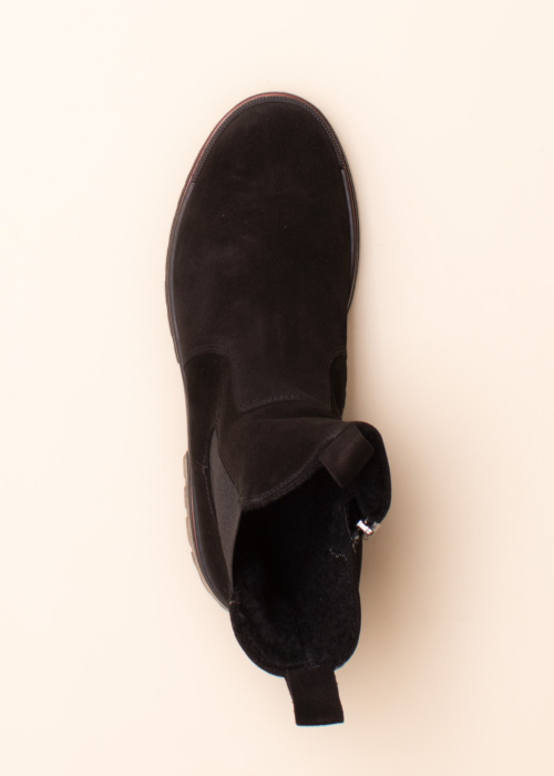 Aaltonen jäänaeltega poolsaapad