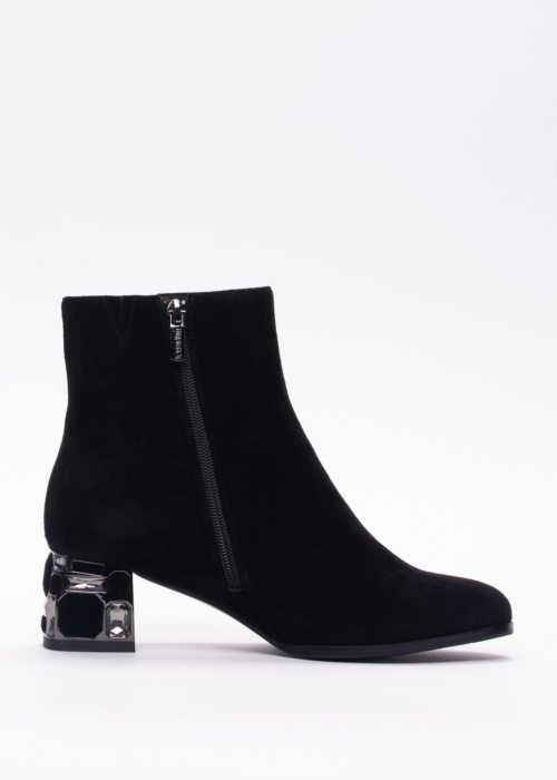 Loretta Vitale poolsaapad