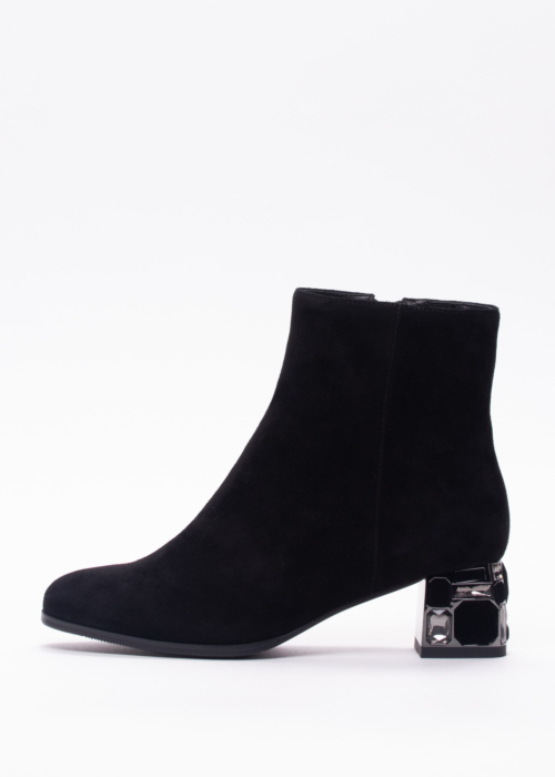 Loretta Vitale poolsaapad