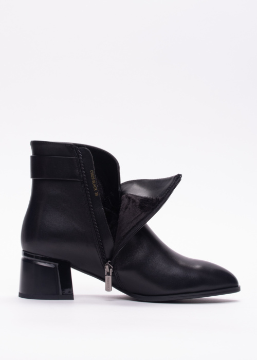 Loretta Vitale poolsaapad