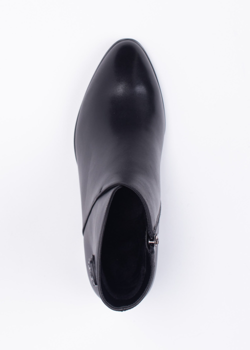 Loretta Vitale poolsaapad