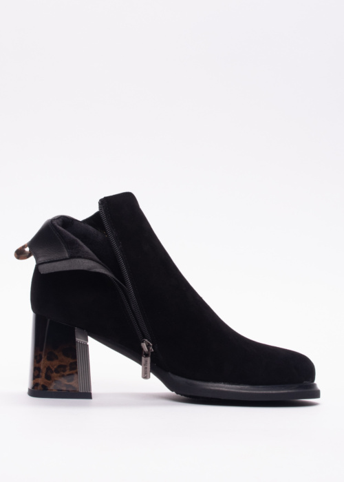 Loretta Vitale poolsaapad