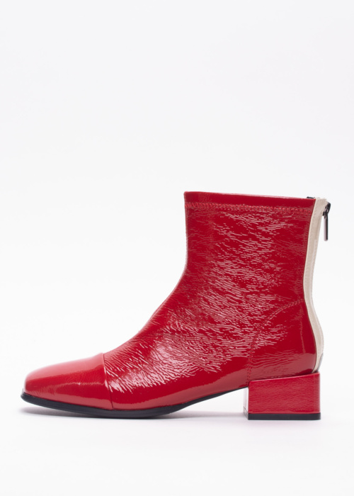 Loretta Vitale poolsaapad