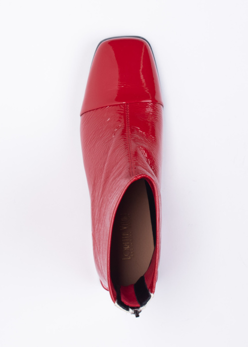 Loretta Vitale poolsaapad