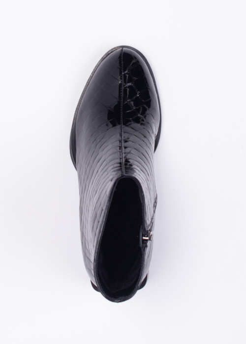 Loretta Vitale poolsaapad