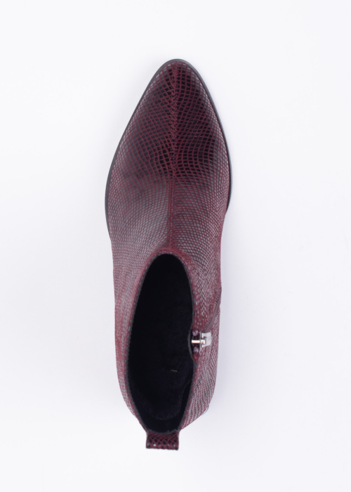 Loretta Vitale poolsaapad