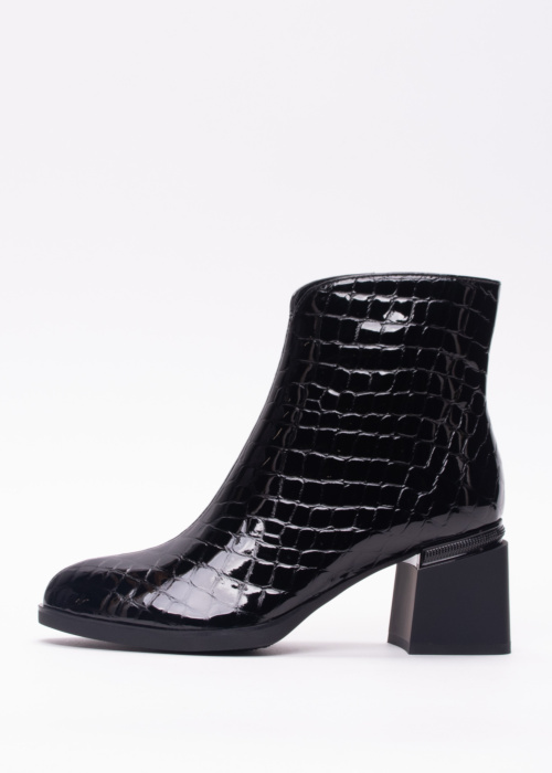 Loretta Vitale poolsaapad