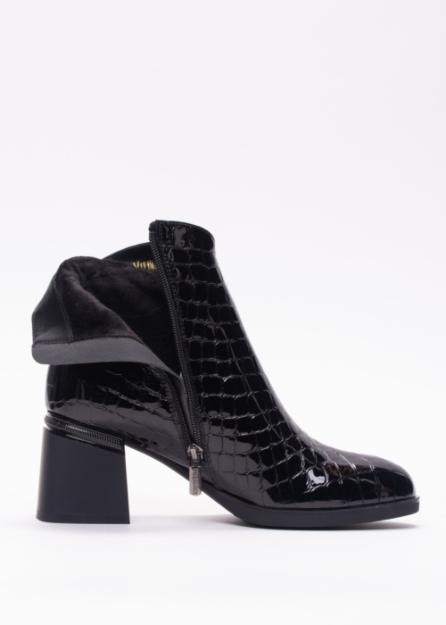 Loretta Vitale poolsaapad