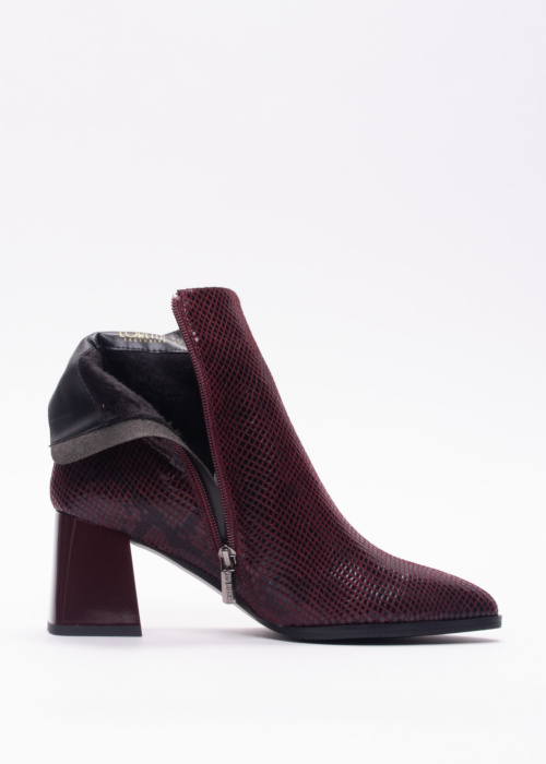 Loretta Vitale poolsaapad