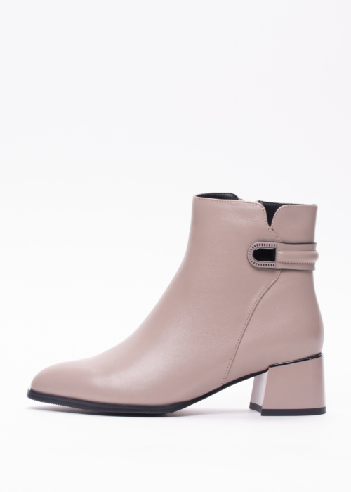 Loretta Vitale poolsaapad