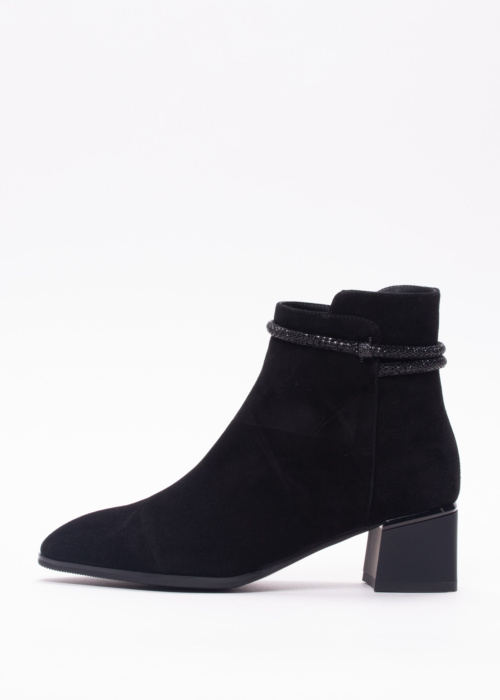 Loretta Vitale poolsaapad