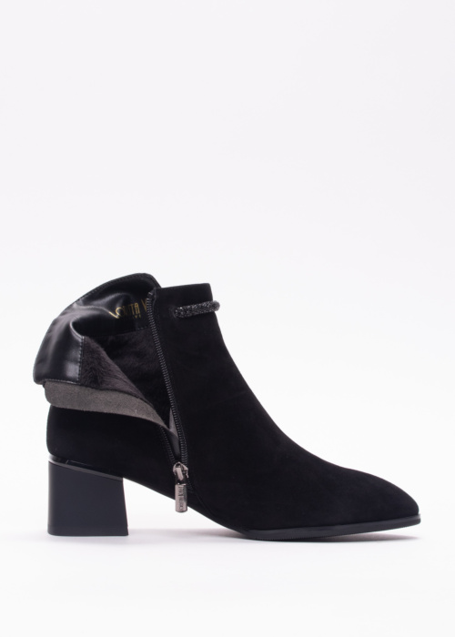 Loretta Vitale poolsaapad